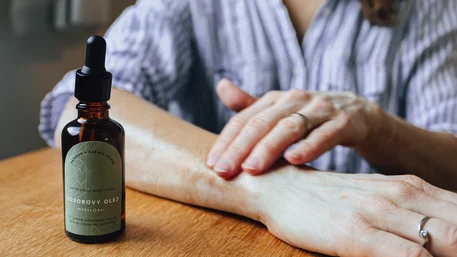 Co na suchą skórę? Olej jojoba jako ratunek dla cery i włosów