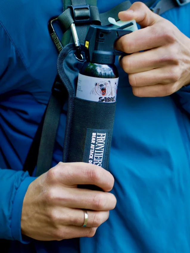 Gaz pieprzowy na niedźwiedzie SABRE + kabura 3v1