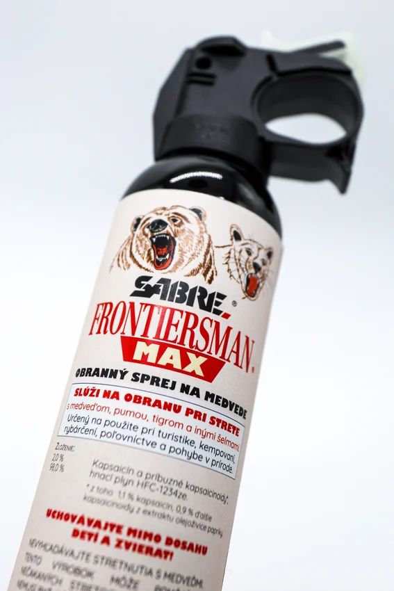 Spray pieprzowy na niedźwiedzie SABRE + kabura