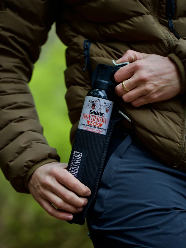 Gaz pieprzowy na niedźwiedzie SABRE + kabura 3v1